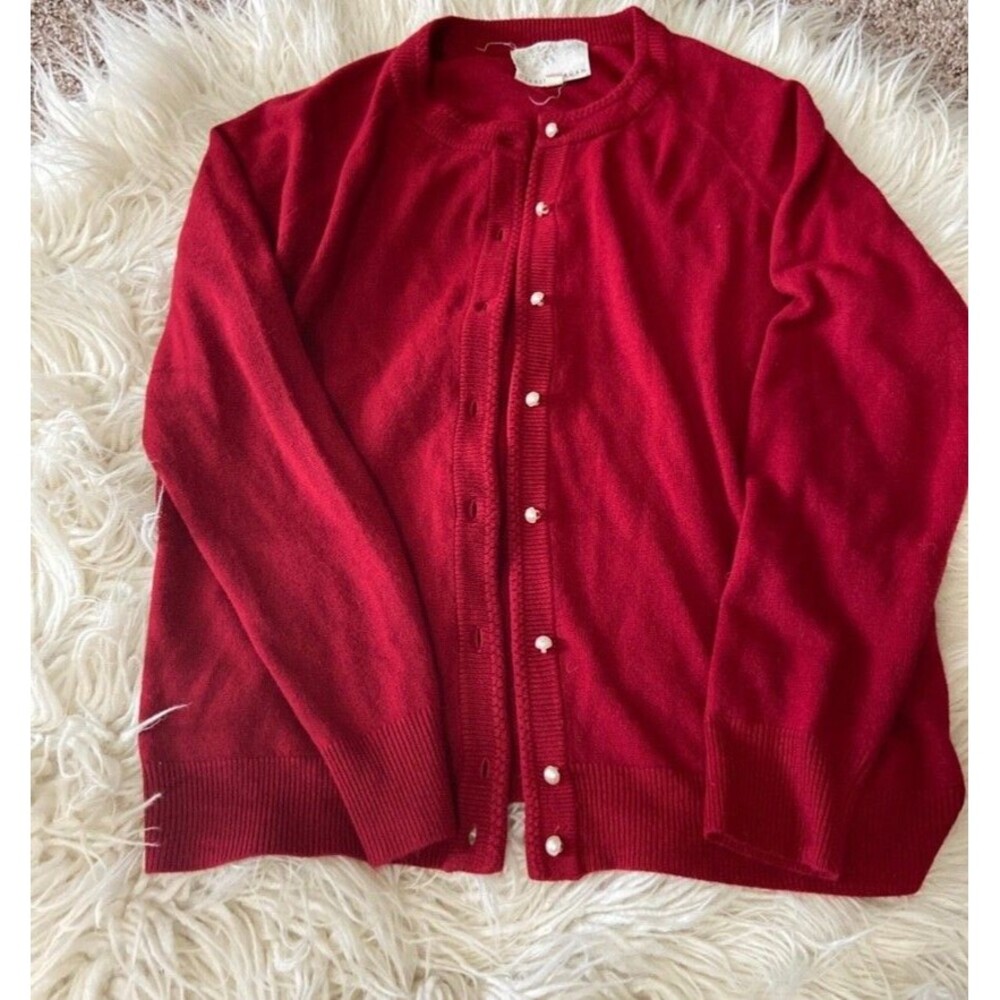 Medium Debbie Morgan soft sweater with pearl-like buttons Christmas holiday